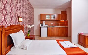 Номер-студио с балконом (2 взрослых + 2 детей) в Отеле Karolina Hotel
